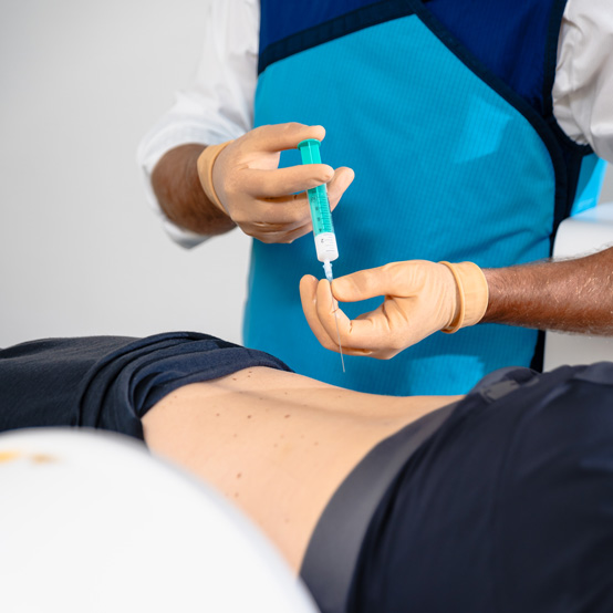 Arzt gibt einem Patienten eine Spritze in den Rücken